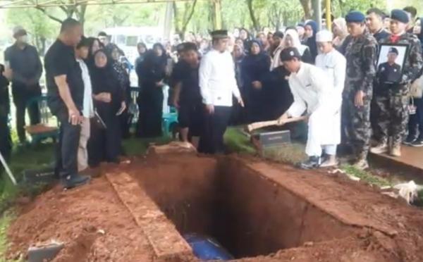 Ferry Irawan Korban Pesawat ATR Dimakamkan di TPU Pondok Ranggon, Diawali Upacara Kedinasan