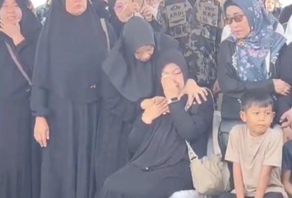 Suasana haru mewarnai pemakaman salah satu korban dalam kecelakaan pesawat ATR 42-500, Yoga Naufal di TPU Malaka, Duren Sawit, Jakarta Timur, Minggu (25/1/2026). (Foto: Felldy Utama)
