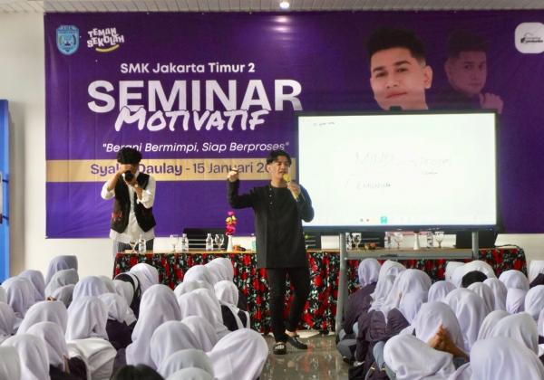 Syakir Daulay saat memberikan motivasi di hadapan siswa-siswi SMK Jakarta Timur 2 bersama tim Teman Sekolah. (Foto: Istimewa)