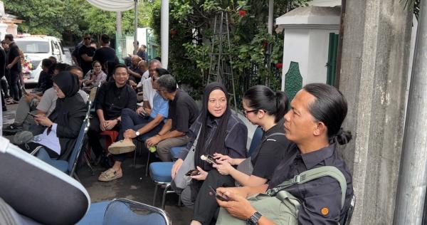 Suasana Terkini Rumah Duka Lucky Widja jelang Pemakaman, Andhara Early Hadir Melayat