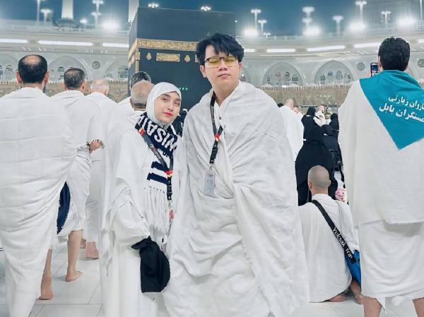 Momen Pesulap Merah dengan istrinya saat menunaikan ibadah Umrah. (Foto: Instagram)
