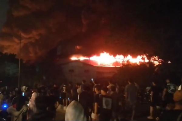Kebakaran Hebat Pabrik Swallow di Medan, Ledakan Berulang Bikin Warga Panik