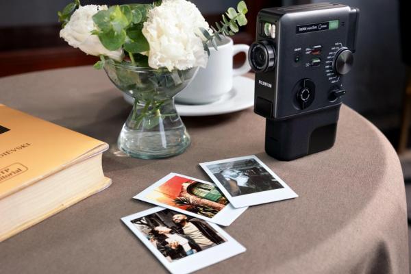 instax mini Evo Cinema keluaran Fujifilm resmi meluncur di Indonesia. (Foto: Istimewa)