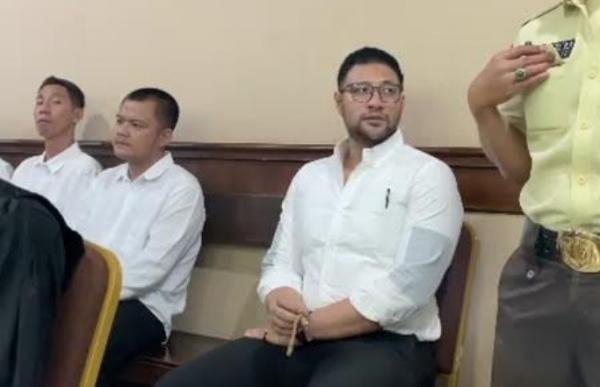 Pegang Tasbih, Ammar Zoni Terus Berdzikir Sepanjang Sidang Lanjutan Kasus Narkoba