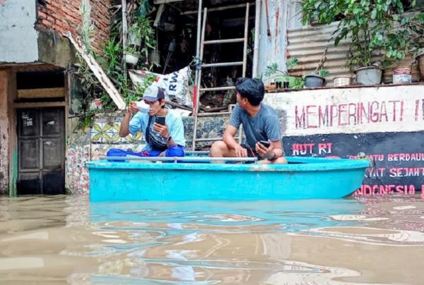 Banjir di Bidara Cina Jaktim 2 Potret ketinggian air banjir di Bidara Cina, Jakarta Timur yang mencapai 1,2 meter. (Foto: Niko Prayoga)