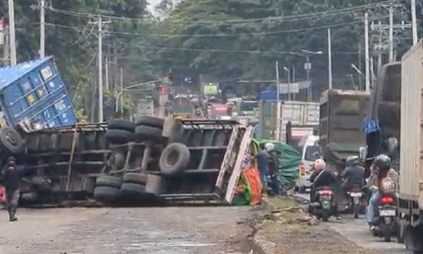 Kecelakaan Beruntun 3 Truk Kontainer di Alas Roban Batang, Jalur Pantura Lumpuh