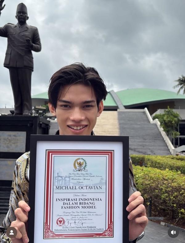 Mike Octavian Mike Octavian menerima penghargaan spesial dari DPD RI. (Foto: Instagram)