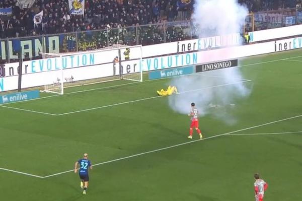 Kronologi Emil Audero Terkena Flare saat Laga Cremonese vs Inter Milan