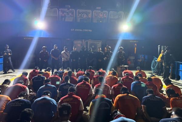 Proses pemindahan 61 napi high risk alias berisiko tinggi ke lapas di Pulau Nusakambangan, Cilacap, Jawa Tengah, dengan pengawalan ketat aparat. (Foto: Istimewa)