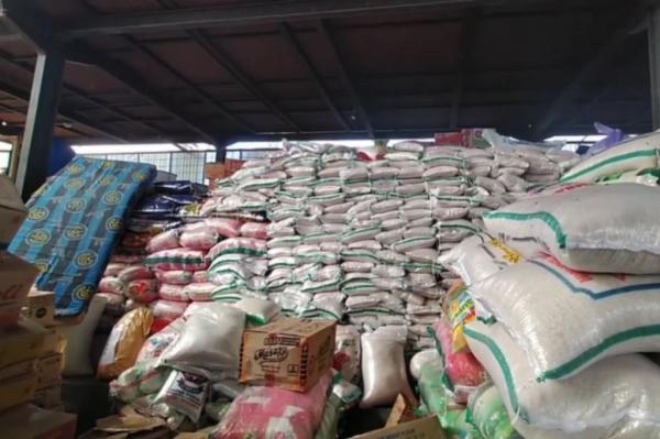 Tumpukan bantuan korban longsor terlihat memenuhi gudang logistik di kawasan Cisarua, Kabupaten Bandung Barat. (Foto: iNews TV)