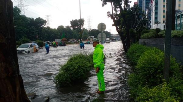 Hujan Deras Guyur Jakarta, Jalan DI Panjaitan Jaktim Tergenang 50 Cm 