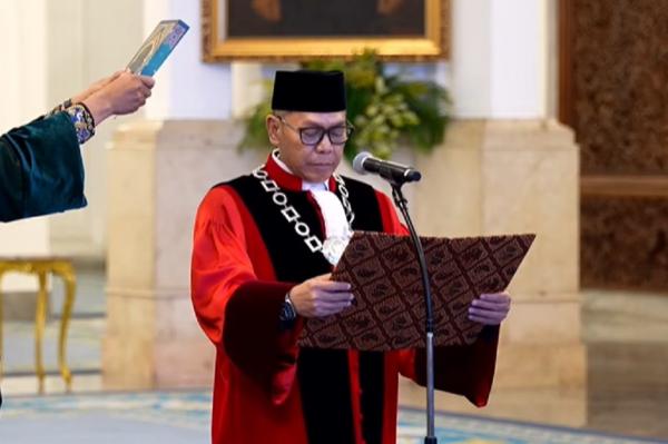 Adies Kadir Ucap Sumpah Jabatan Hakim MK di Hadapan Prabowo