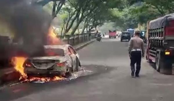 Mobil Mercy Terbakar di Nagreg Bandung, Pengemudi Tewas Terjebak Api