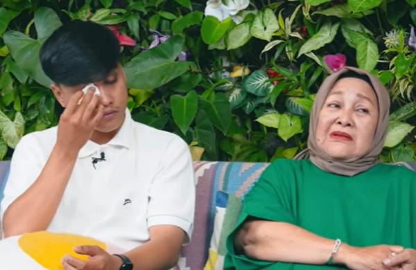 Ressa Rizky Rossano dengan Bu Ratih di podcast Densu. (Foto: Youtube)