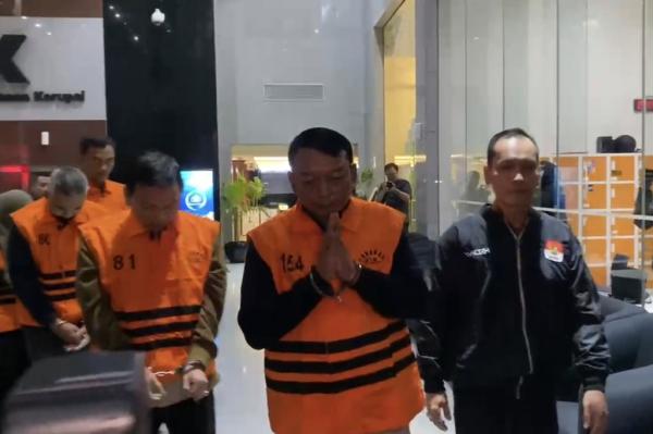 Penampakan Ketua PN Depok Pakai Rompi Oranye usai Jadi Tersangka KPK, Tangan Diborgol
