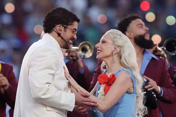 Bad Bunny dan Lady Gaga di Super Bowl 2026. (Foto: X)
