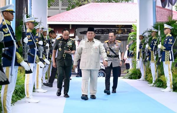 Momen Prabowo Beri Taklimat ke 650 Pati TNI-Polri di Istana 
