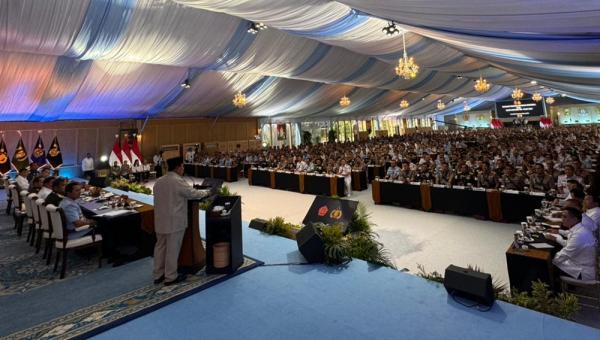 Presiden Prabowo Subianto memberikan taklimat kepada para peserta Rapat Pimpinan (Rapim) TNI dan Polri di Istana pada Senin (9/2/2026). (Foto: Sekretariat Presiden)