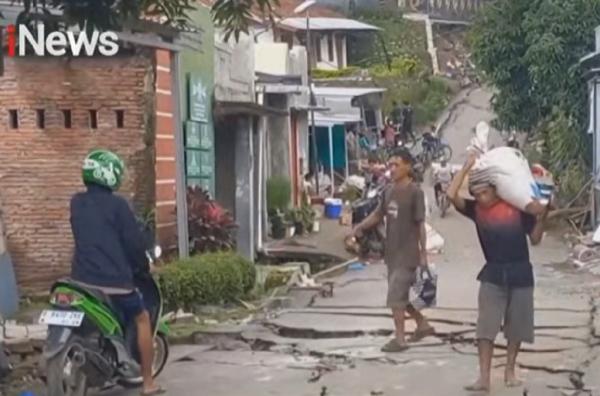 Warga Desa Padasari, Jatinegara, Kabupaten Tegal, mengungsi akibat tanah bergerak yang semakin meluas. (Foto: iNews)