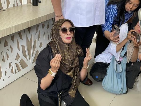 Momen Doktif sujud syukur usai hakim menolak gugatan praperadilan Dokter Richard Lee. (Foto: Ravie Wardani)