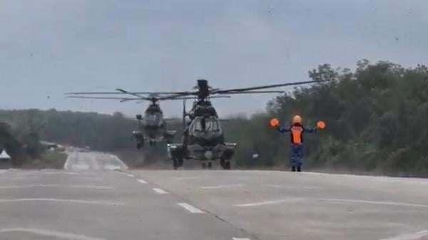 Helikopter TNI AU mendarat di Tol Trans Sumatera). (Foto: iNewws).