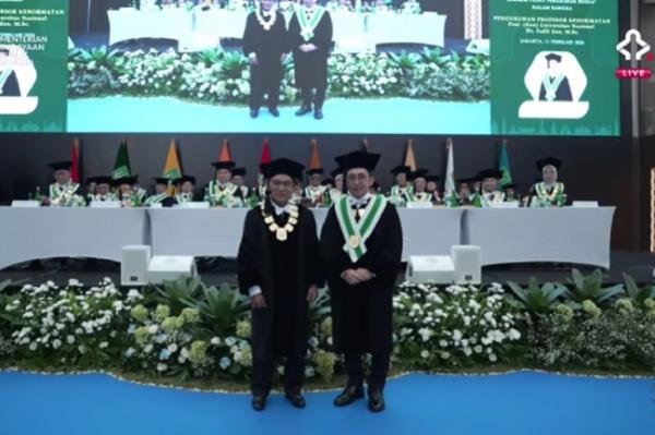 Menteri Kebudayaan Fadli Zon mendapatkan gelar profesor kehormatan dari Universitas Nasional (Unas) (dok. Kemenbud)