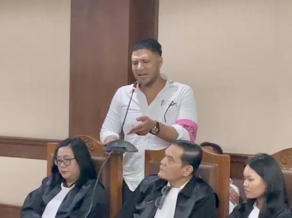 Amnar Zoni ngamuk di ruang sidang usai disebut bandar narkoba oleh saksi polisi. (Foto: Ravie Wardani)