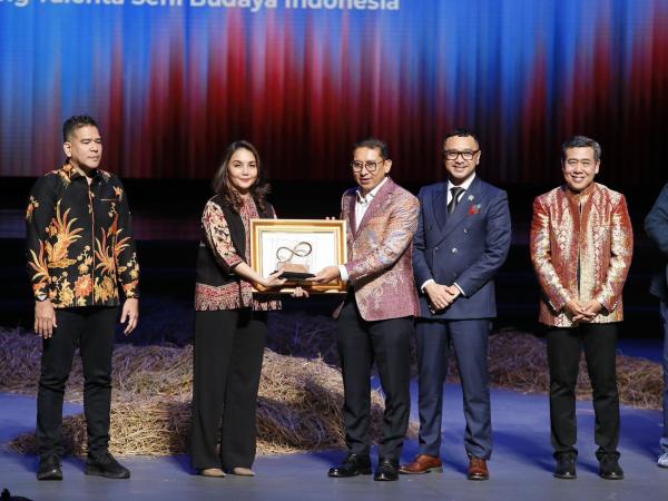 Programming Director MNC, Dini Putri, saat menerima penghargaan dari Kementerian Kebudayaan yang diserahkan oleh Menteri Kebudayaan Fadli Zon. (Foto: Istimewa)