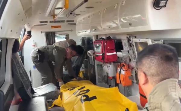 Jenazah pilot dan kopilot Smart Air dievakuasi ke Timika setelah tewas ditembak KKB di Bandara Koroway Batu, Boven Digoel. (Foto: iNews TV)