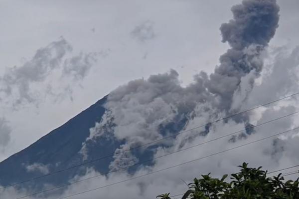 Gunung Semeru Meletus Setinggi 1.000 Meter, Luncurkan Awan Panas Sejauh 3 Km