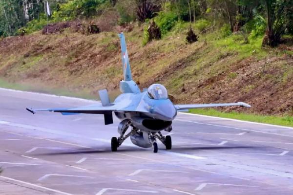 Momen Langka Jet Tempur Canggih F-16 Mendarat di Jalan Tol Lampung