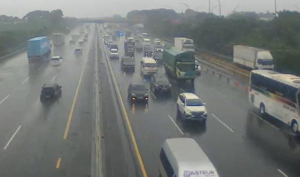 Libur Panjang, Jalan Tol Jakarta-Cikampek Padat di Sejumlah Titik Pagi Ini
