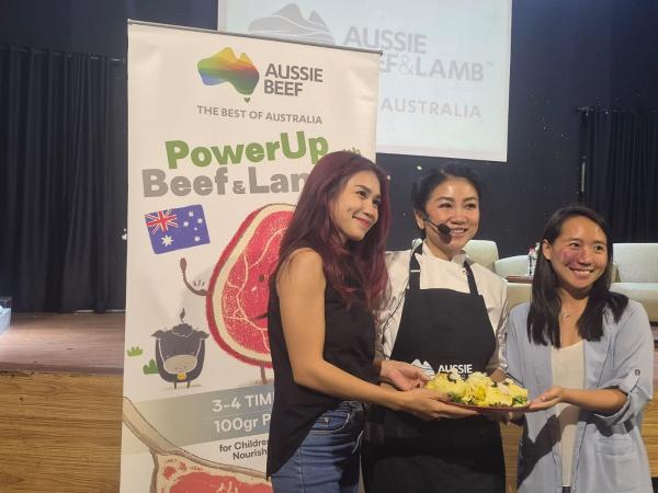 Chef Vania Wibisono Chef Vania Wibisono bersama peserta Parenting Workshop. (Foto: iNews Media Group/ Agustina Wulandari)