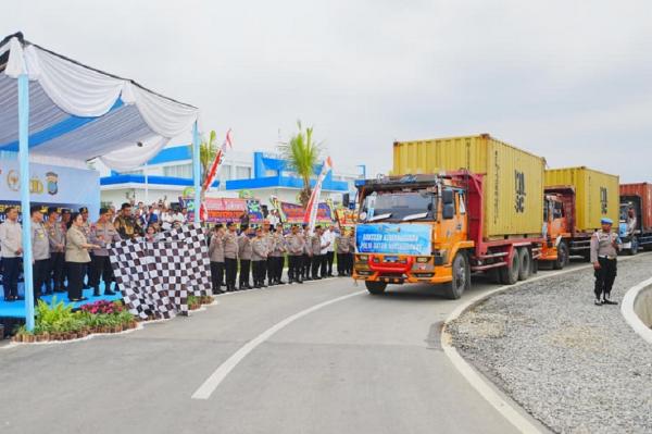 Kapolri Lepas 22 Kontainer Bantuan untuk Korban Bencana Sumatra, Pakaian hingga Makanan