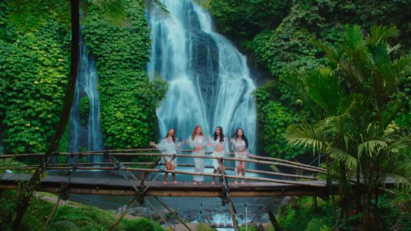 Scene lain di video klip shoot by no na yang mencuri perhatian SEAblings. (Foto: Youtube)