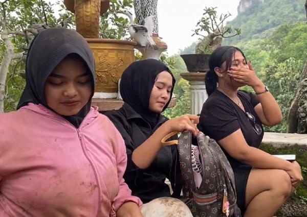 Mencekam! 3 Siswi SMK Diadang Kawanan Monyet Liar di Gunung Budeg Tulungagung