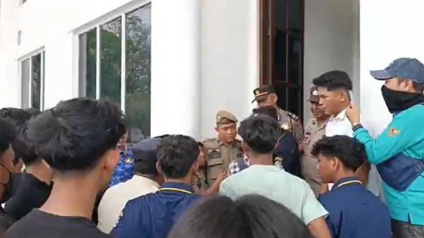 Demo Desak Penertiban Tempat Hiburan Malam Ricuh, Pintu Kantor Bupati Asahan Nyaris Roboh