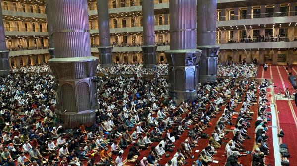 Ribuan jemaah memadati Masjid Istiqlal, Jakarta Pusat pada pelaksanaan salat tarawih perdana Ramadan 1447 Hijriah. (Foto: Danandaya Arya Putra)