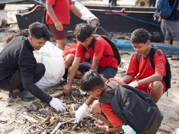 Bersih bersih pantai Bersih bersih Pantai Kelan Bali. (Foto: Istimewa)