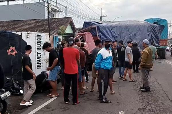 Terekam CCTV! Kecelakaan Beruntun Libatkan 3 Truk dan 1 Motor di Pacing Mojokerto