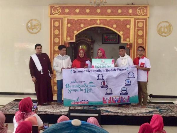 Relawan Attack Jaz1 Serbaguna bersama Cecep Abdullah membersihkan Masjid Jami Baitul Mu&rsquo;min, Kota Bekasi. (Foto: dok Attack)