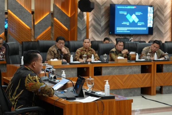 rapat membahas keamanan Papua Deputi Bidang Koordinasi Pertahanan Negara dan Kesatuan Bangsa Kemenko Polkam, Mayjen TNI Purwito Hadi Wardhono memimpin rapat koordinasi di Kantor Kemenko Polkam, Jakarta, Jumat (20/2/2026). (Foto: Kemenko Polkam)