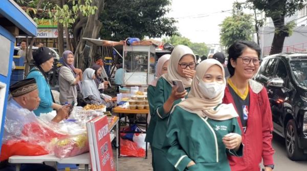 Warga berburu takjil di Pasar Santa, Jakarta Selatan. (Foto: Niko Prayoga)