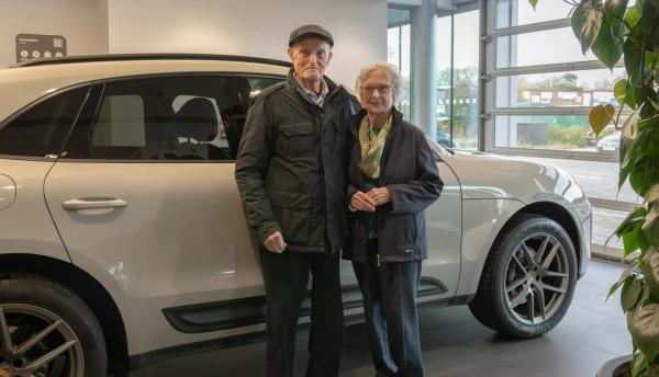 Unik! Pasangan Lansia 90 Tahun Beli Mobil Sport Porsche Macan Rayakan Pernikahan Ke-70