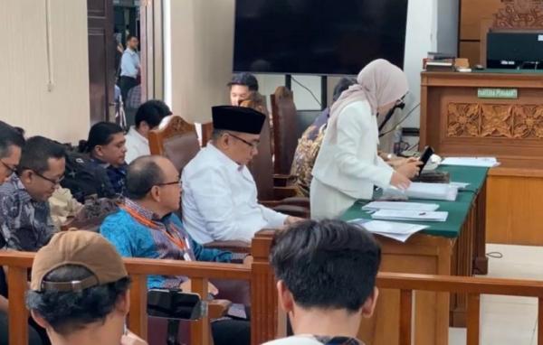 Eks Menteri Agama (Menag), Yaqut Cholil Qoumas saat menghadiri sidang praperadilan perdana di PN Jakarta Selatan, Selasa (24/2/2026). (Foto: Ari Sandita)