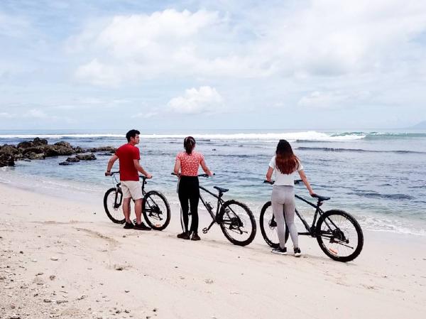 Ngabuburit di tepi pantai Tanjung Lesung. (Foto: Istimewa)