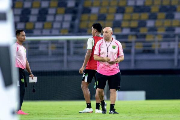 Persebaya Surabaya vs PSM Makassar: Bernardo Tavares Lupakan Nostalgia demi 3 Poin