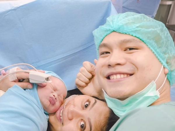 Anak pertama Cellos dan Natasha Putri lahir, namanya Ilia Graceo Muliardo. (Foto: Instagram)