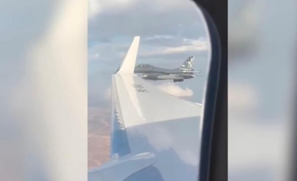 Pesawat kepresidenan mendapatkan pengawalan kehormatan dari pesawat tempur F-16 milik Angkatan Udara (AU) Yordania saat memasuki wilayah udara Yordania. (Foto: BPMI Setpres)