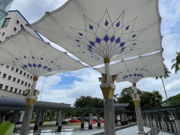 Payung besar di Masjid Assahara Jakarta Barat serasa di Madinah. (Foto: Niko Prayoga)